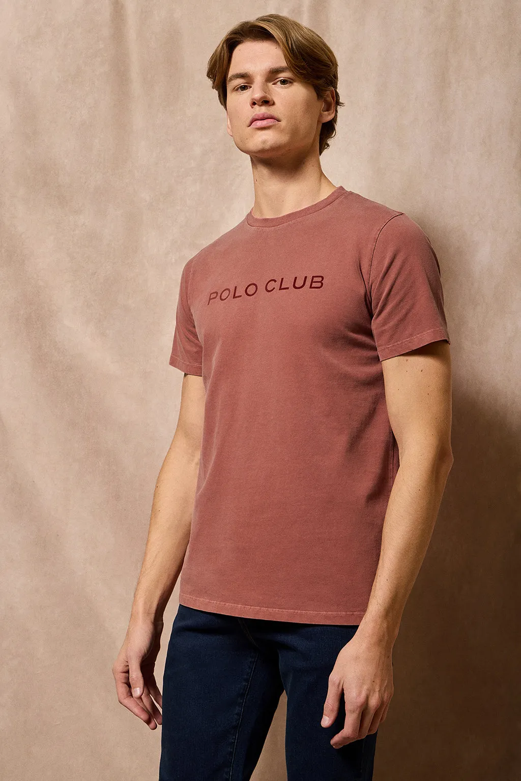 Camiseta Apolo garment dyed roja con logo Polo Club aterciopelado