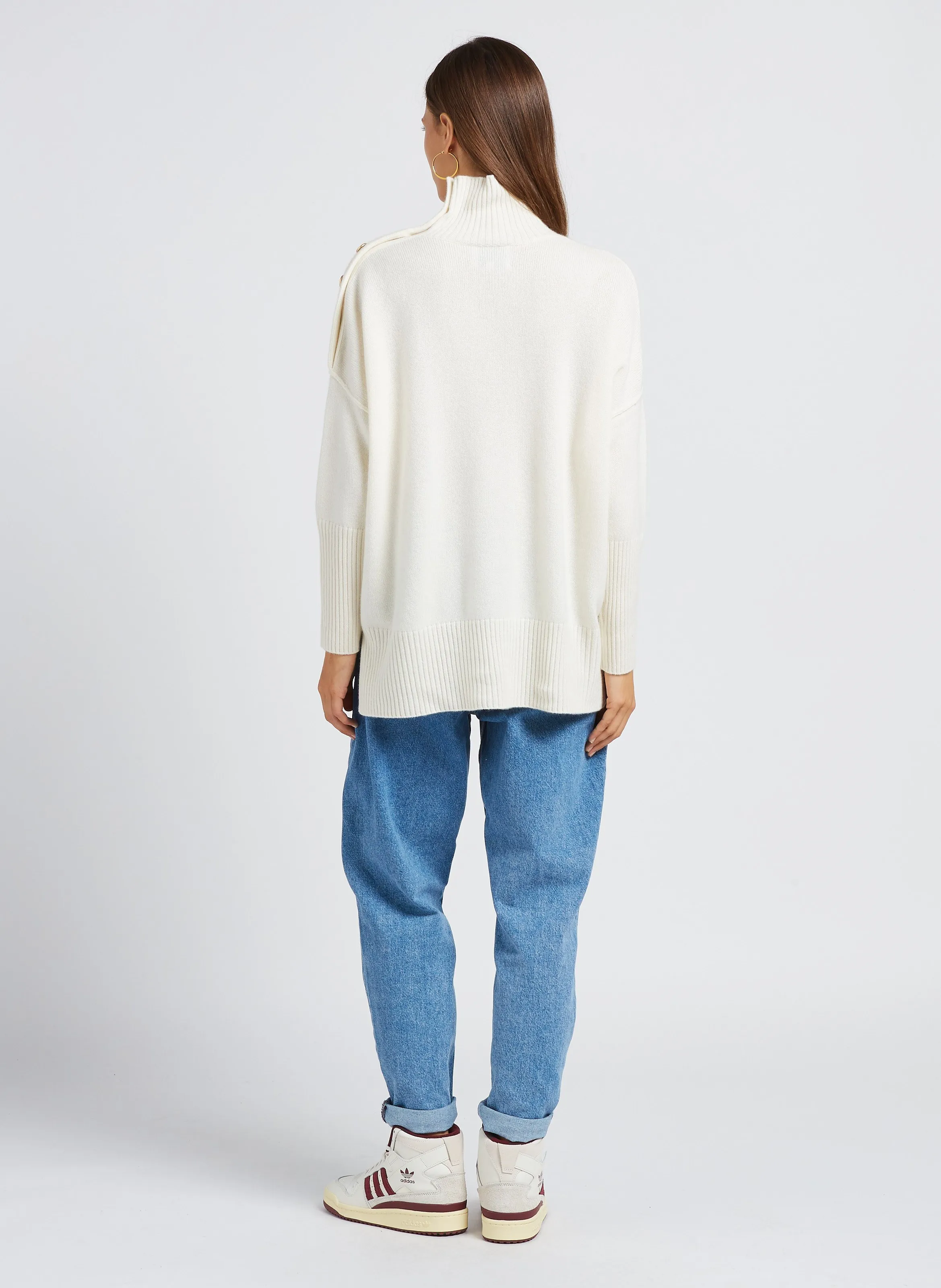 KUJTEN PINKO - Jersey de cachemira con cuello alto en blanco