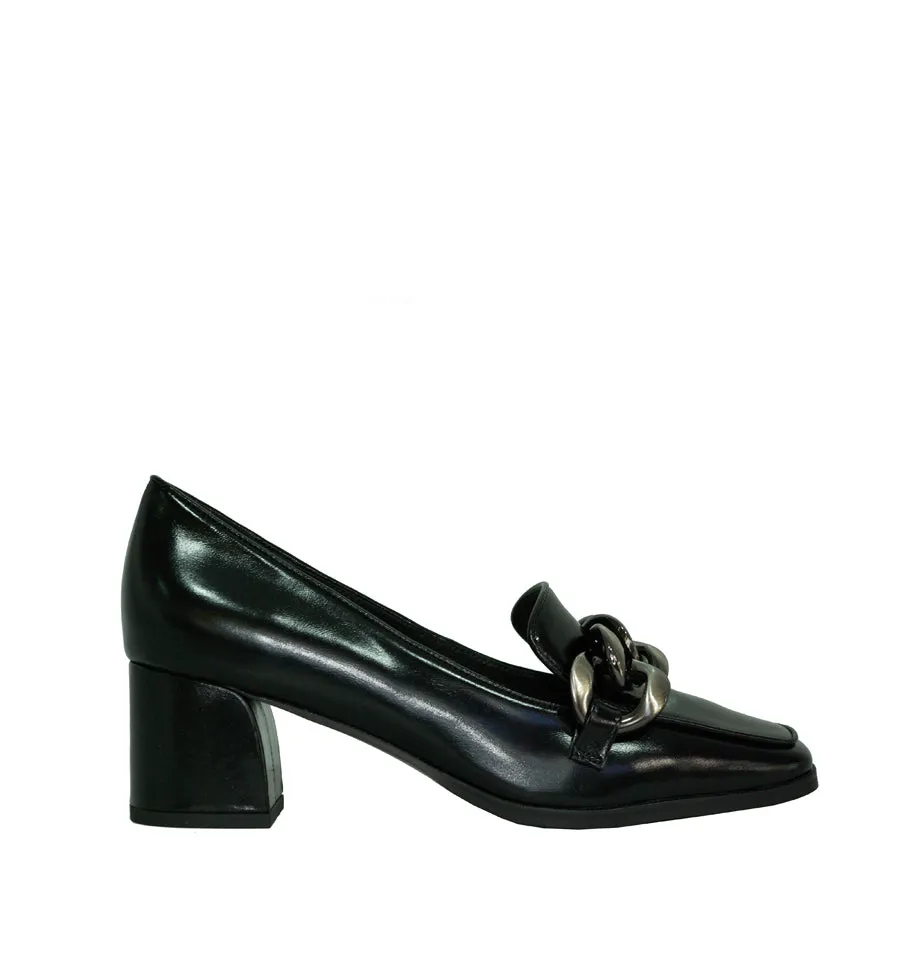Mocasín medio negro con adorno cadena