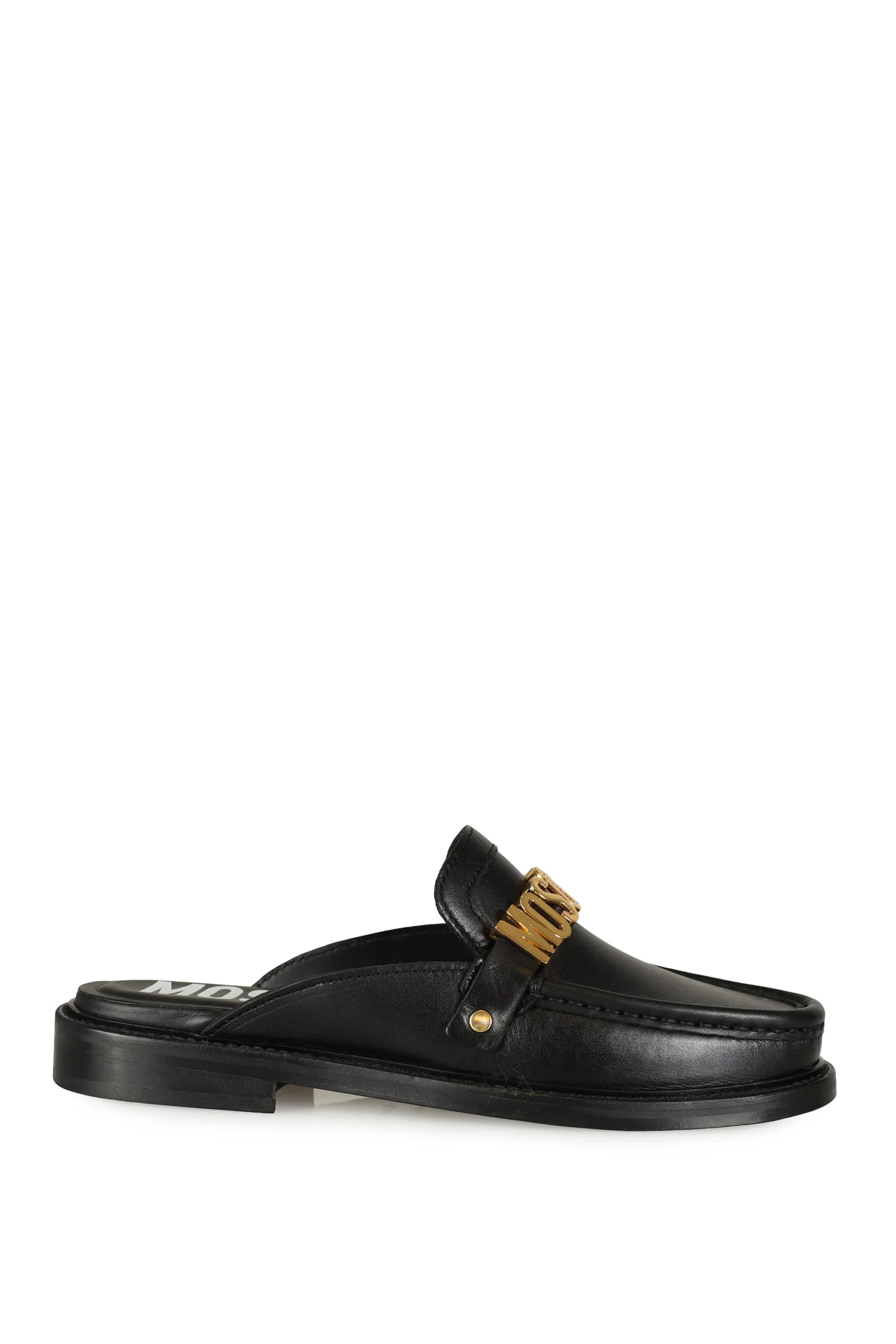 Mules negros con logo dorado