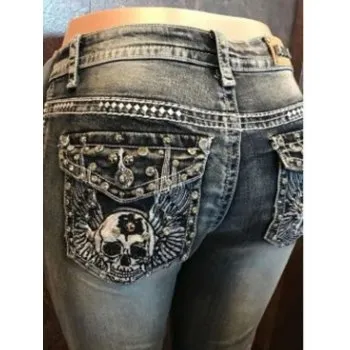 Vaqueros slim con bordado de alas de calavera